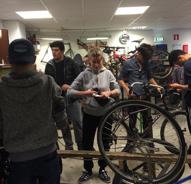 Люди ремонтируют велосипеды на велосипедной кухне в Omställningsverkstan