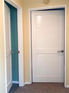 Поскольку двери хорошо видны, трудолюбивые детали в интерьере дома, они заслуживают вдумчивого внимания, когда приходит время покупать новые